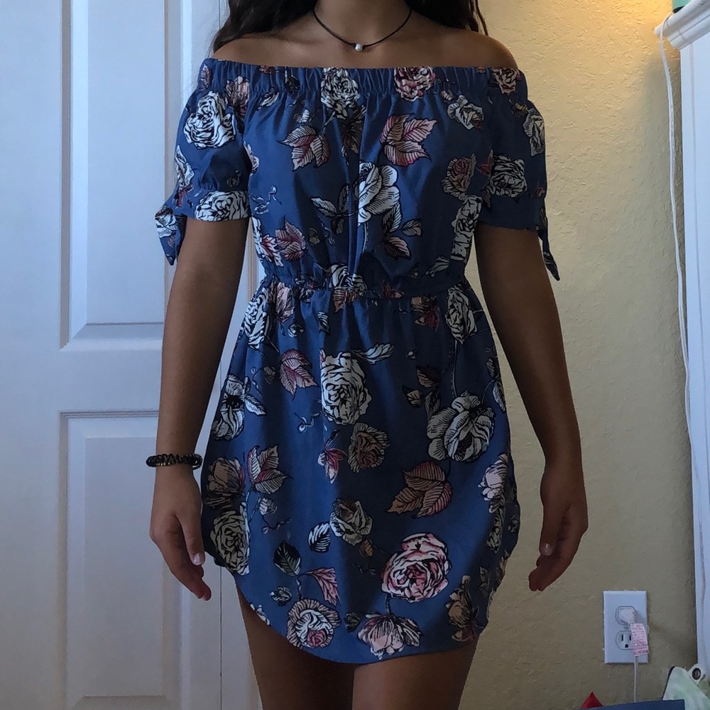 Juniors Off-the-shoulder flowered dress